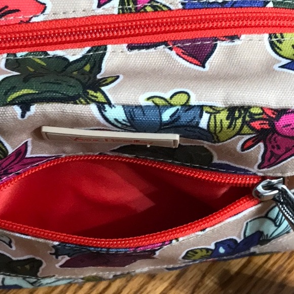 BNWT Vera Bradley Medium Cosmetic in Falling Flowers Neutral - Pretty! - Picture 3 of 5